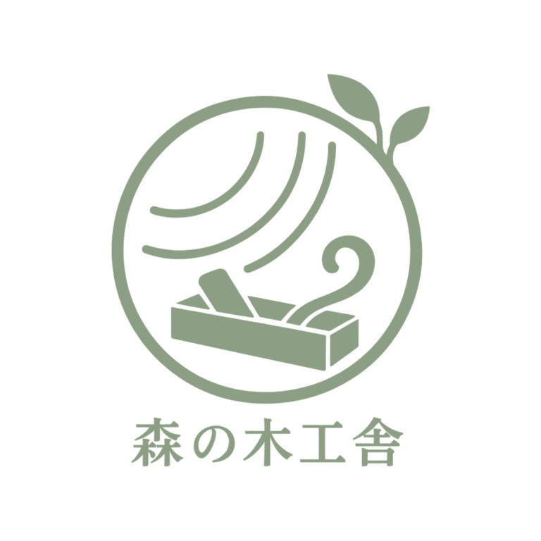 森の木工舎の原色ロゴ。木目と鉋、葉を組み合わせたマーク