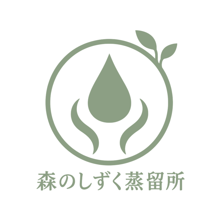 森のしずく蒸留所の原色ロゴ。雫と葉を組み合わせたマーク