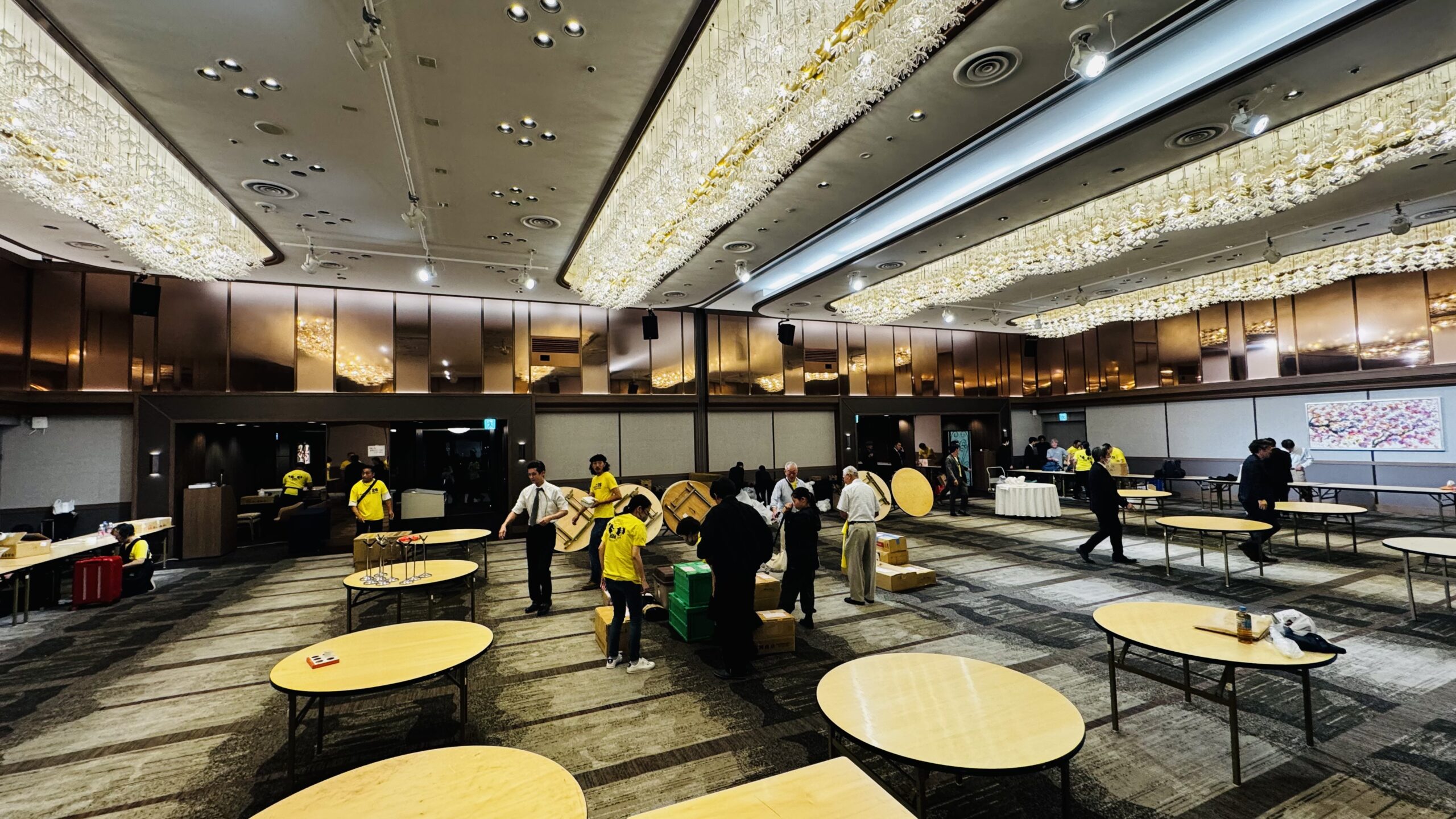 フェスティバル終了後、テーブルや荷物を片付ける会場の様子