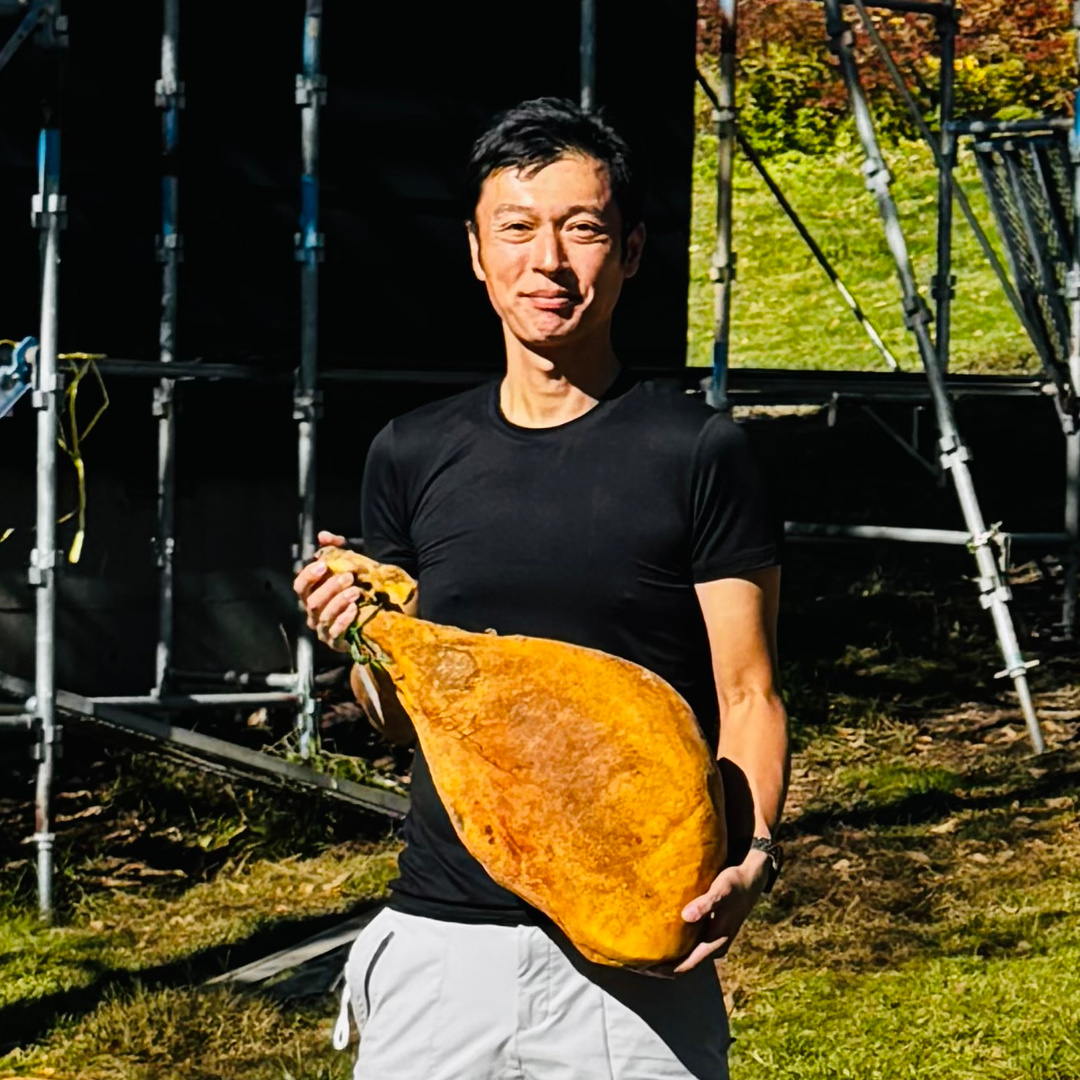 生ハムの原木を手にするMinenohara Crafts代表・野澤健太